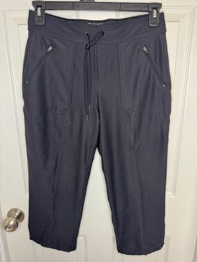 NWOT Woman’s Tek Gear Black Zip-Pocket Capri Joggers with Drawstring Waist
